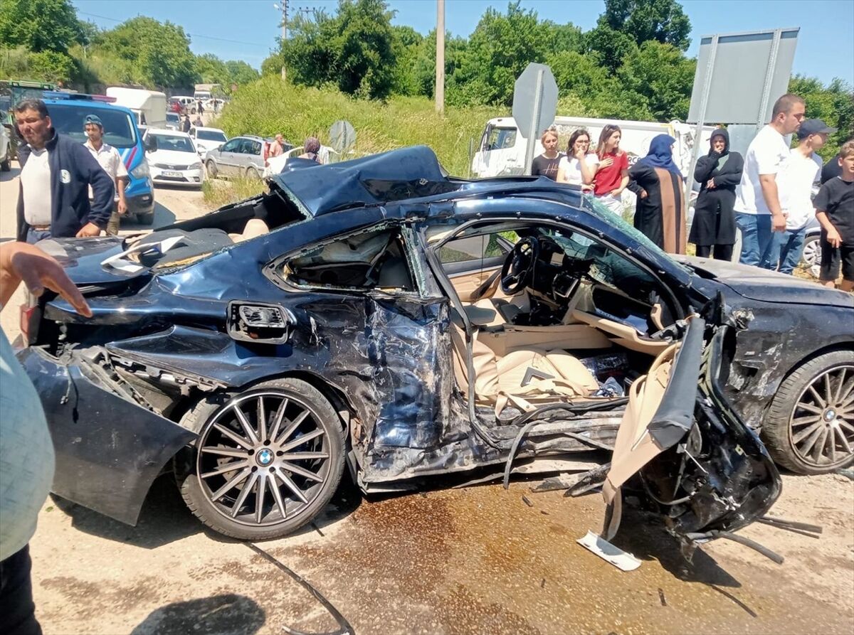 Sakarya'da otomobil ile hafif ticari aracın çarpıştığı kazada 7 kişi yaralandı