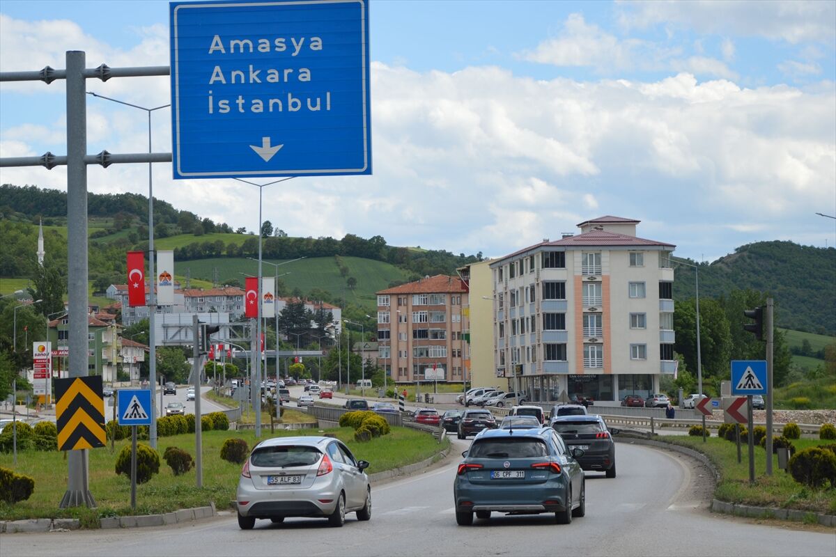 Samsun-Ankara kara yolu Havza geçişinde bayram dönüşü yoğunluk yaşanıyor