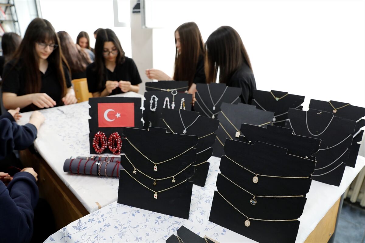 Samsun'da 'İyilik Döngüsü Projesi' ile kolları sıvayan liseliler takı tasarlıyor