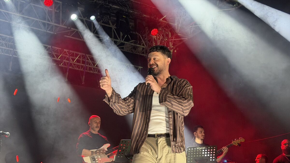 Şarkıcı Murat Boz 16. Emiralem Uluslararası Çilek Festivali'nde sahne aldı