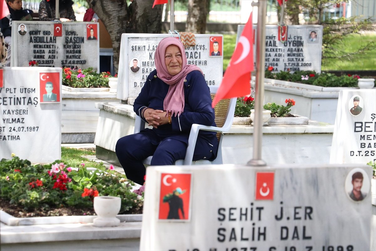 Şehit anneleri, Anneler Günü'nde evlatlarının kabri başında dua etti