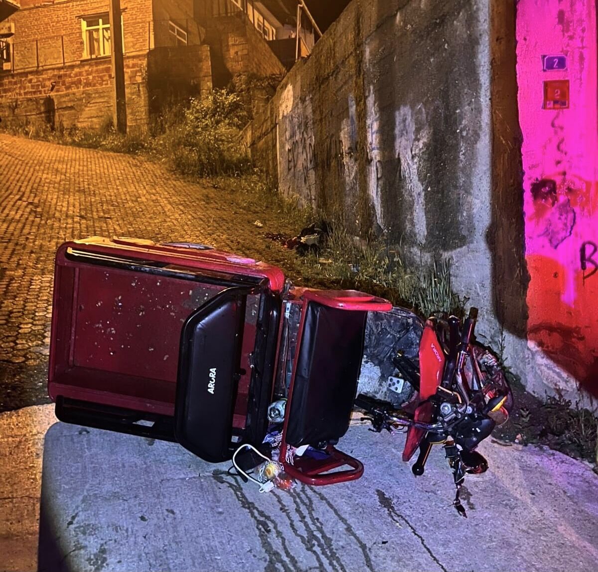 Sinop'ta 3 tekerlekli motosikletin istinat duvarına çarptığı kazada sürücü ağır yaralandı
