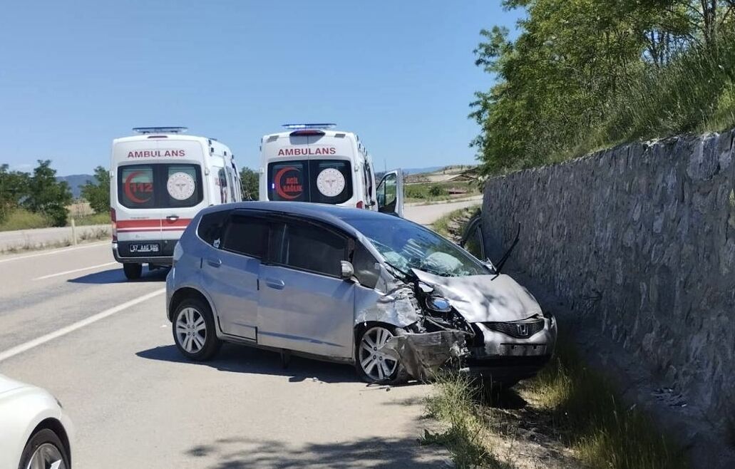 Sinop'ta istinat duvarına çarpan otomobildeki 5 kişi yaralandı
