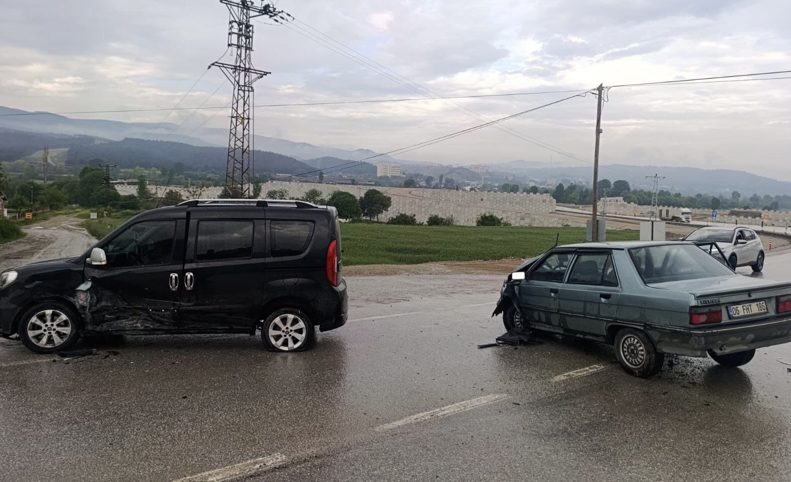 Sinop'ta otomobille hafif ticari aracın çarpıştığı kazada 3 kişi yaralandı