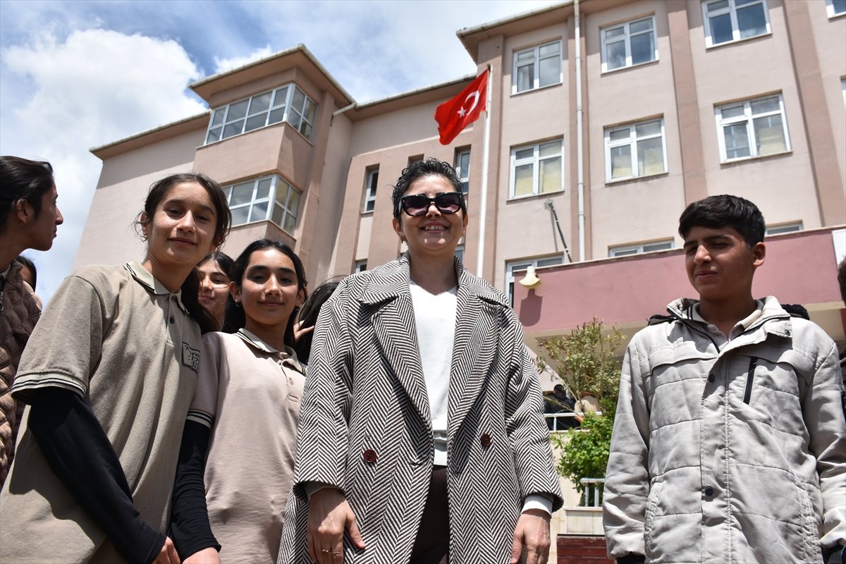 Şırnak'ta kanseri yenen öğretmen 'evlatlarım' dediği öğrencilerine kavuştu