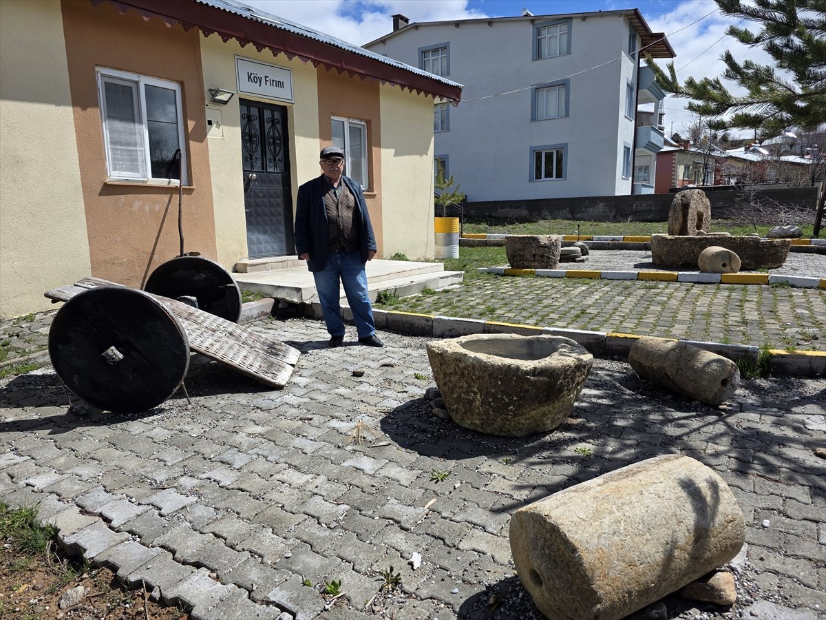 Sivas'ta barajdan çıkarılan eski malzemeler köy fırınının önünde sergileniyor