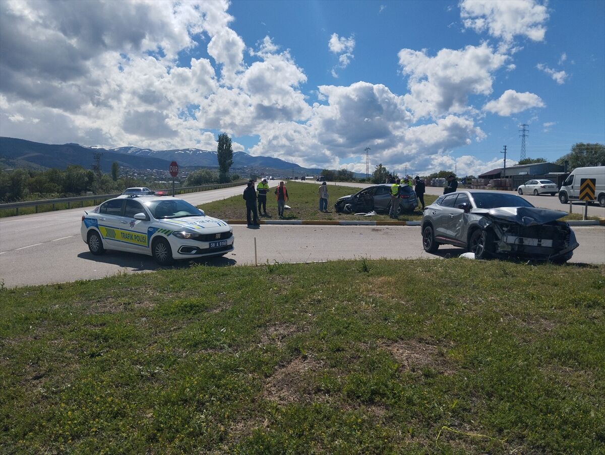 Sivas'ta iki otomobilin çarpıştığı kazada 4 kişi yaralandı