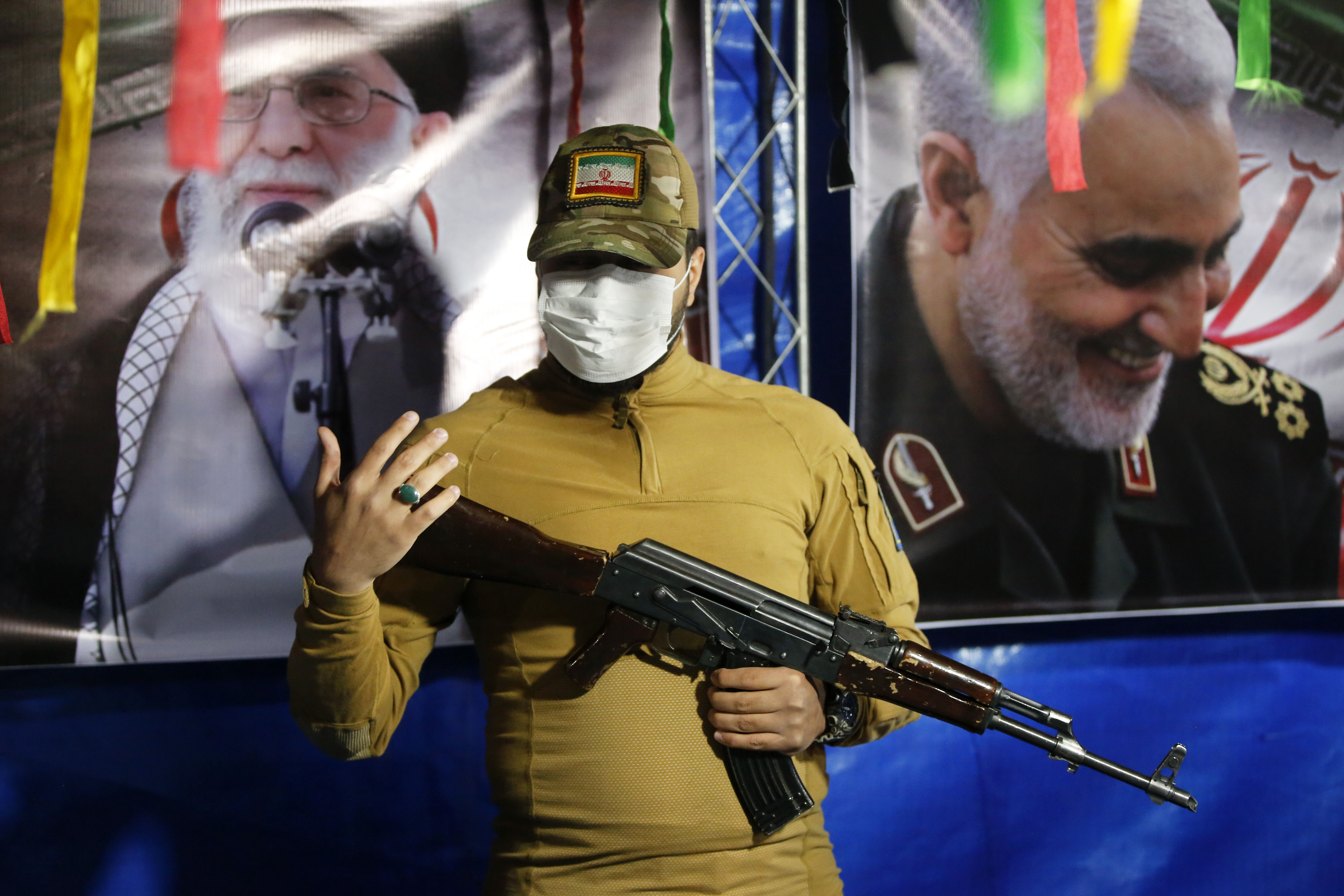 Tahran'daki Venek Meydanı'nda halka silah eğitimi veriliyor