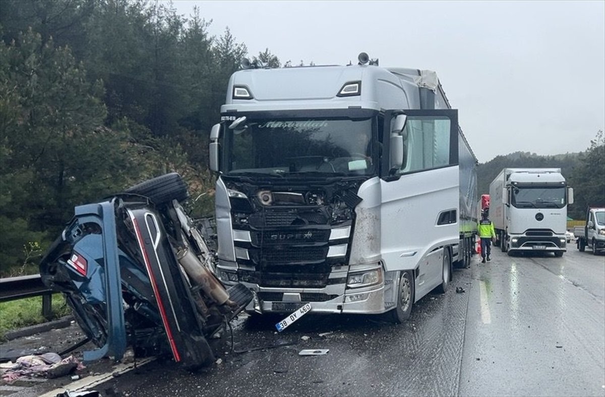 Tarsus-Pozantı Otoyolu'nda zincirleme kazada 1 kişi hayatını kaybetti, 5 kişi yaralandı