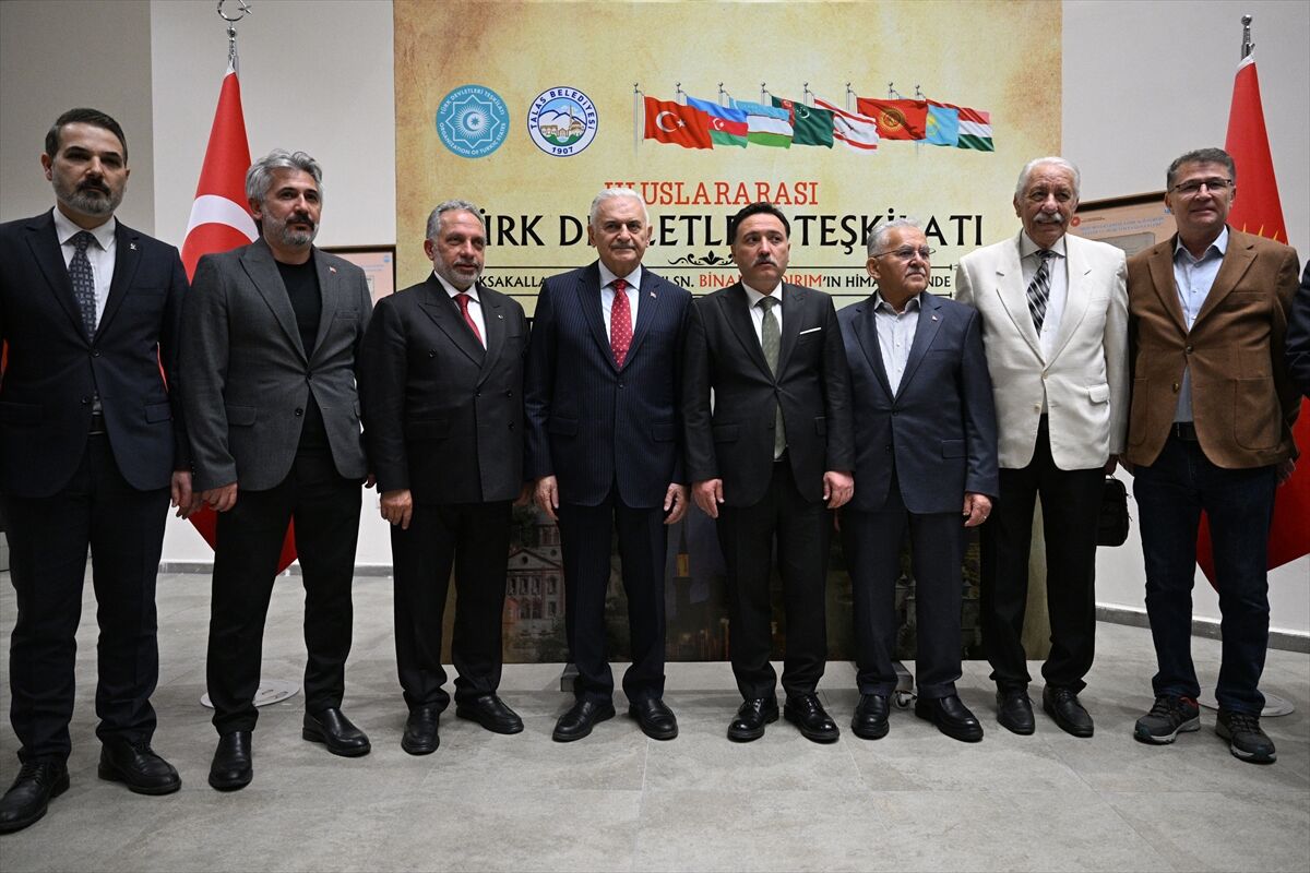 TDT Aksakallar Konseyi Başkanı Yıldırım, Kayseri'de halk dansları topluluğu gösterisini izledi