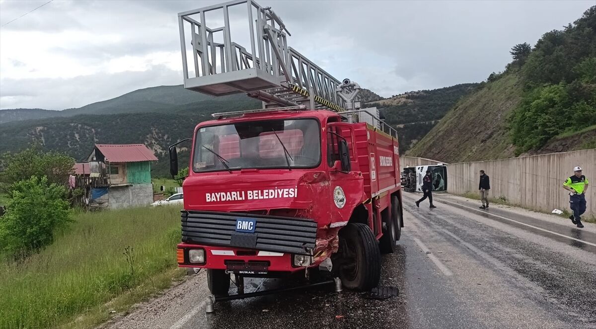 Tokat'ta cenazeden dönenleri taşıyan midibüs devrildi, 4 kişi yaralandı