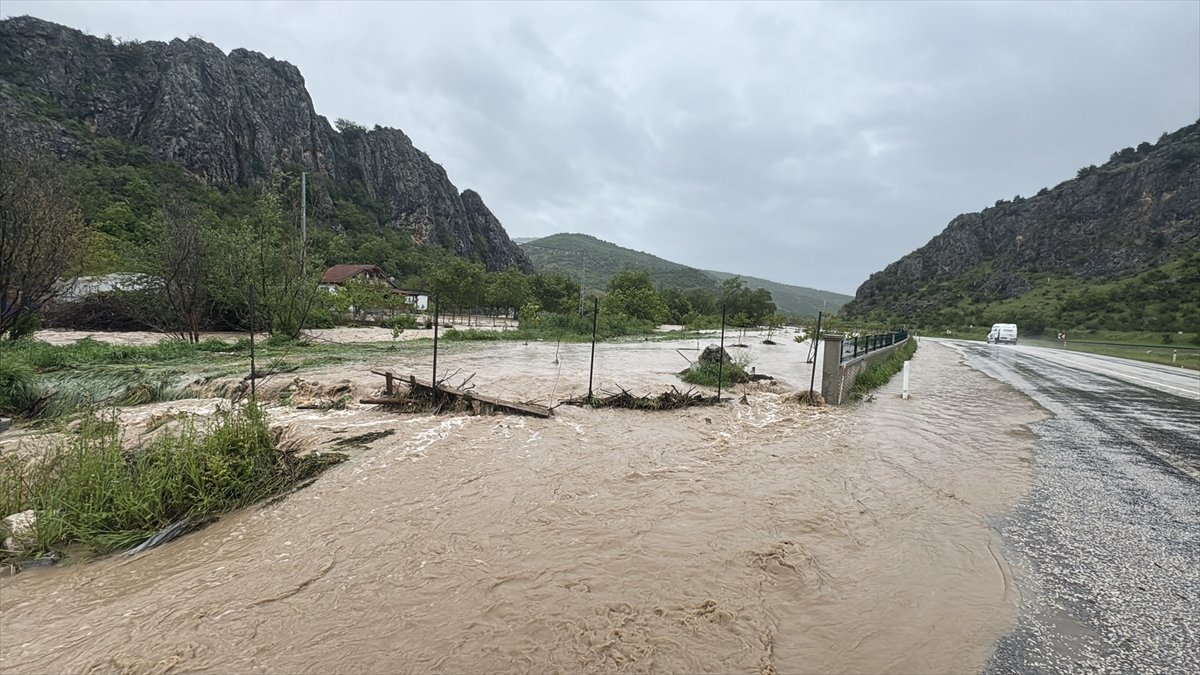 Tokat'ta derenin taşması sonucu ev ve arazileri su bastı