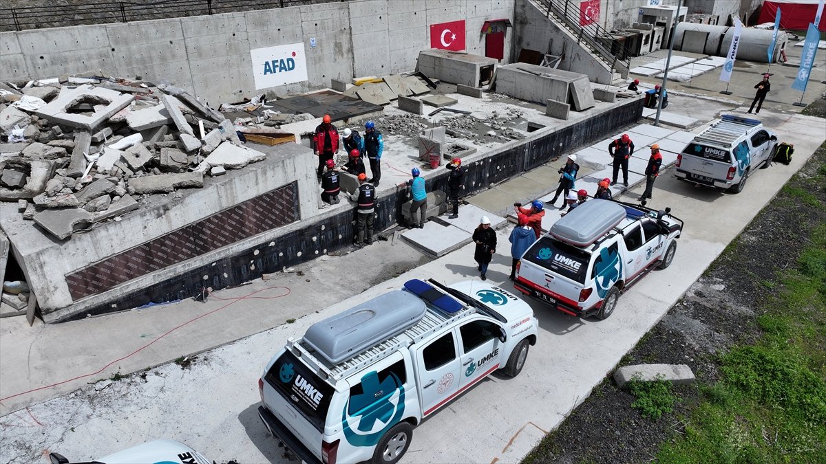 Trabzon'da UMKE personeli deprem tatbikatı yaptı