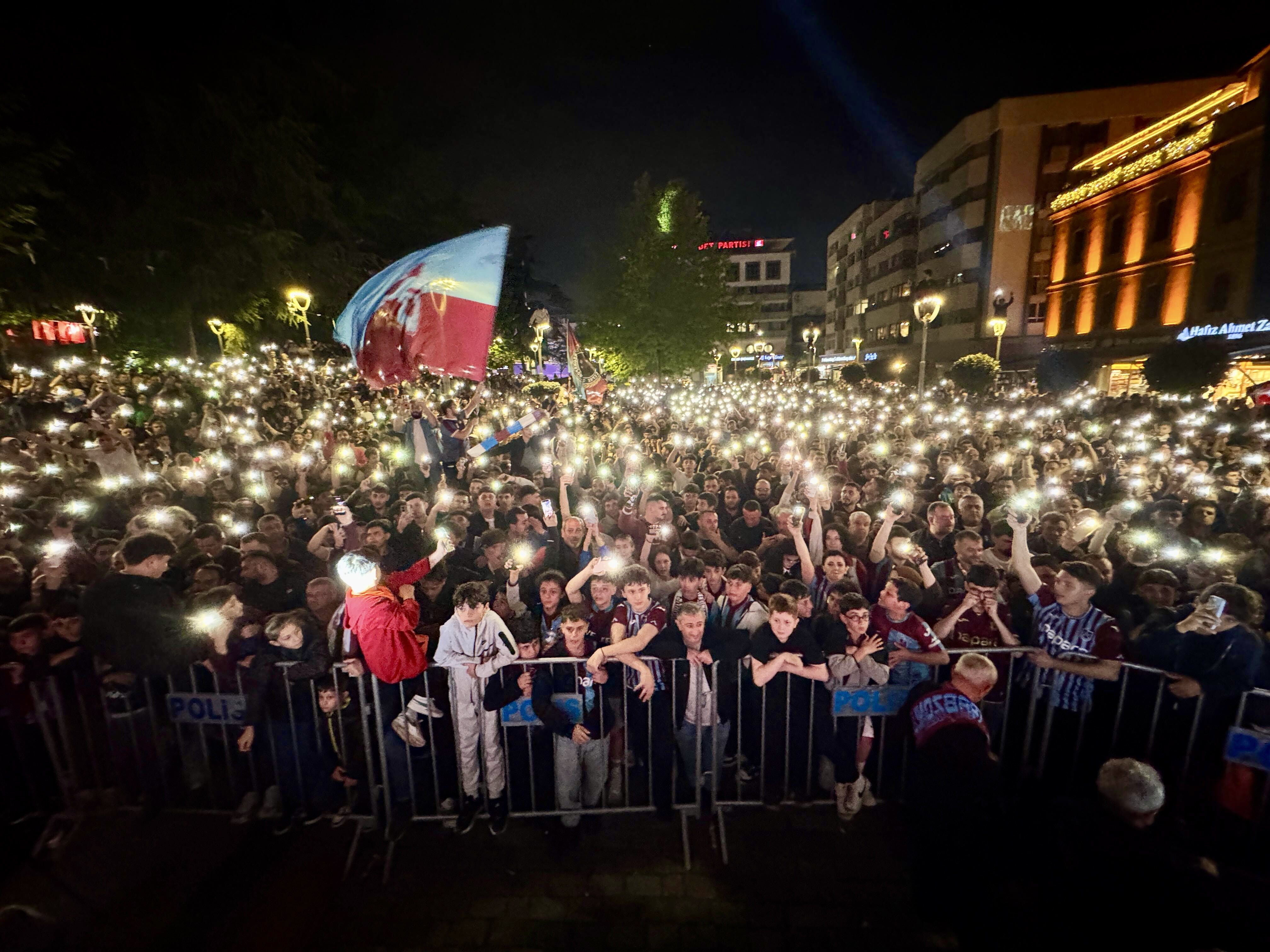 Trabzonspor taraftarları, Ziraat Türkiye Kupası finalini dev ekrandan takip etti
