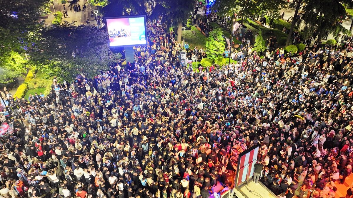 Trabzonsporlu taraftarlar, Ziraat Türkiye Kupası şampiyonluğunu kutladı