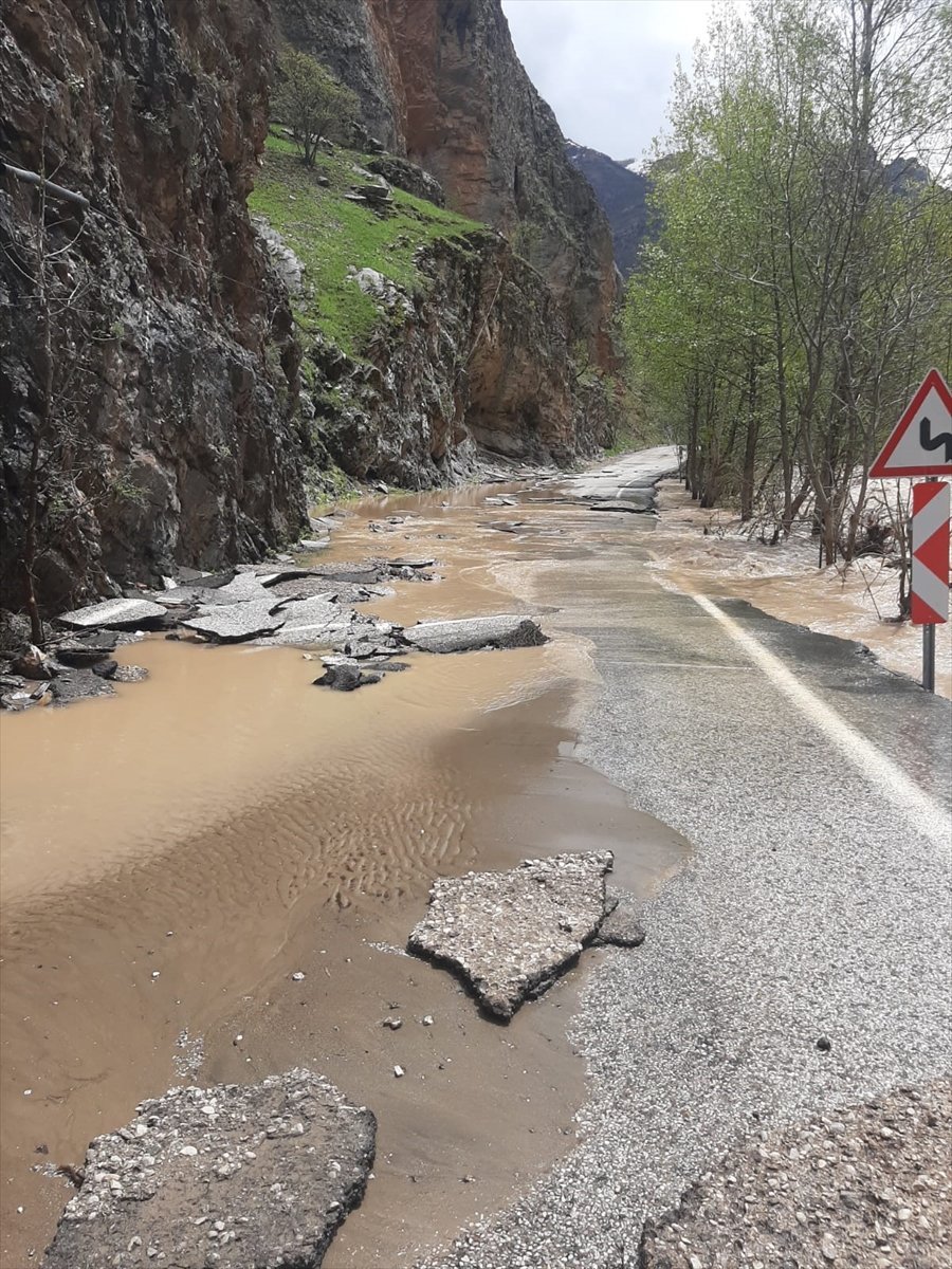 Tunceli-Ovacık kara yolu Munzur Çayı'nın taşması sonucu ulaşıma kapatıldı
