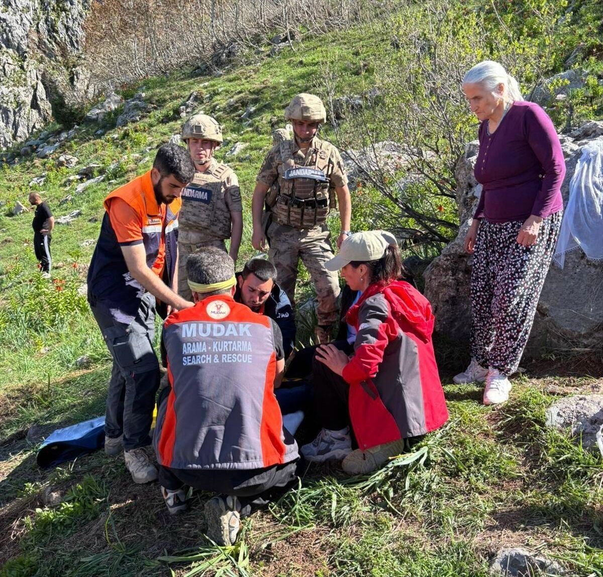 Tunceli'de dağda sakatlanan kadın sedyeyle 2 kilometre taşınıp hastaneye ulaştırıldı