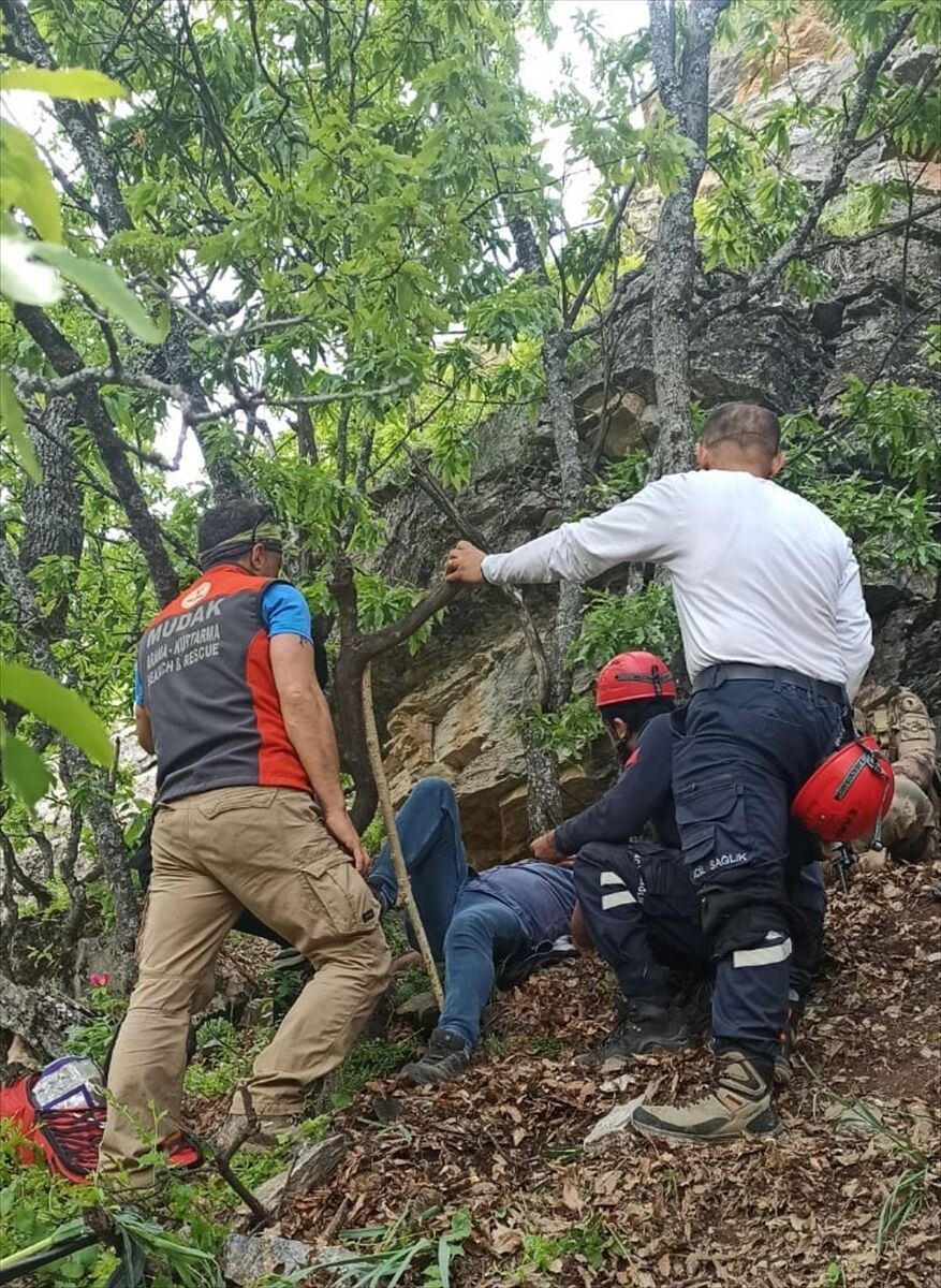 Tunceli'de rahatsızlanan astım hastası ormanlık arazide 750 metre sedyeyle taşındı
