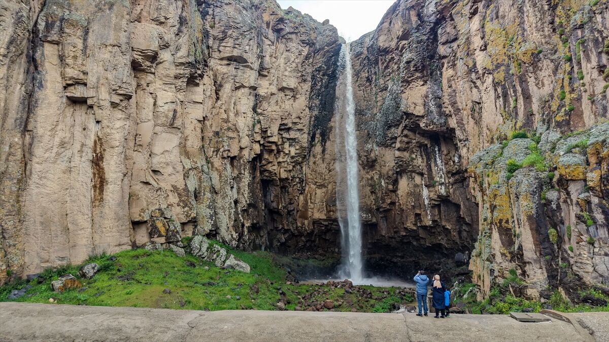 Van'da yağışlar Yaşar Kemal Şelalesi'nin akma süresini uzattı