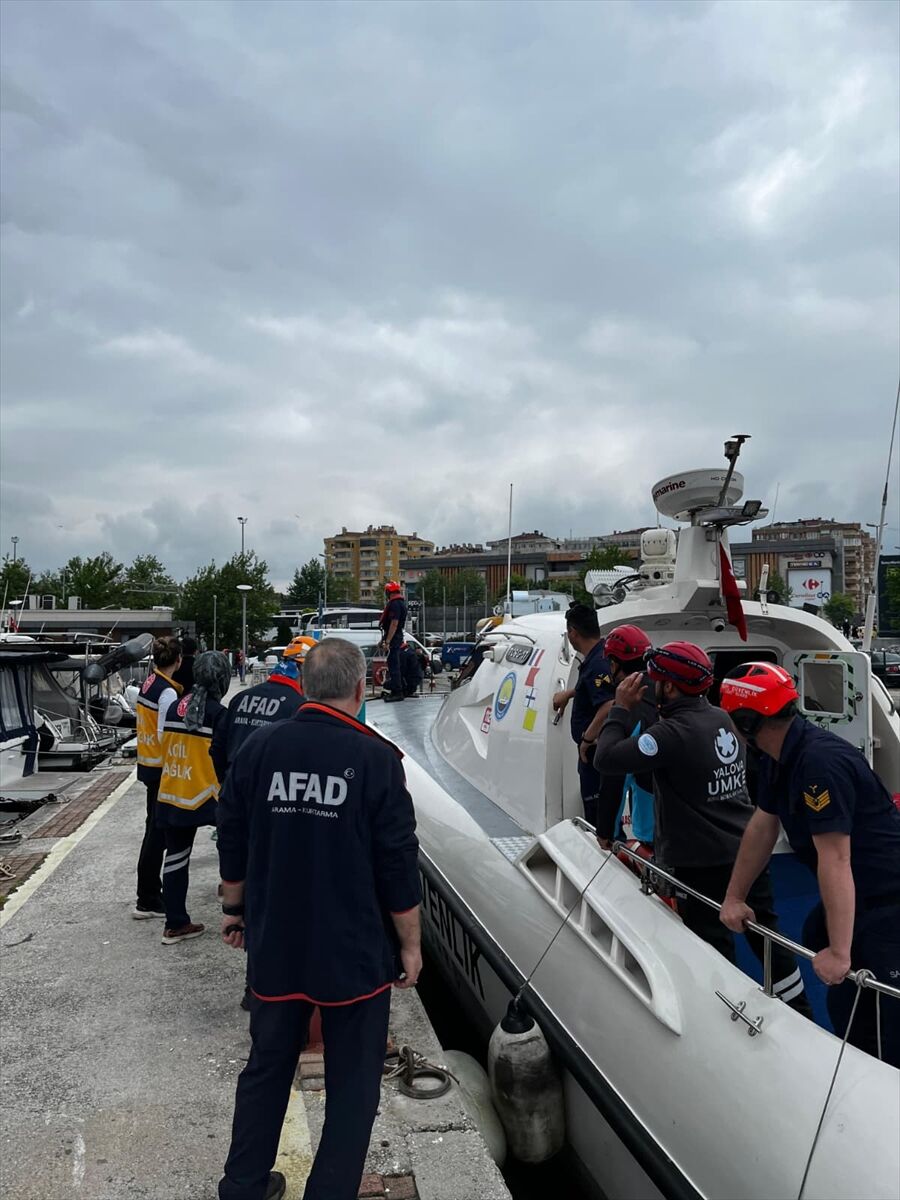 Yalova'da gemide yüksekten düşerek yaralanan personel tahliye edildi
