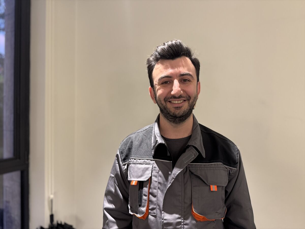 Yapay zeka destekli insansı robot AKM'de tiyatro sahnesine çıktı