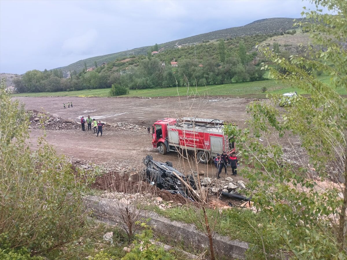 Yozgat'ta devrilen otomobildeki 4 kişi yaralandı