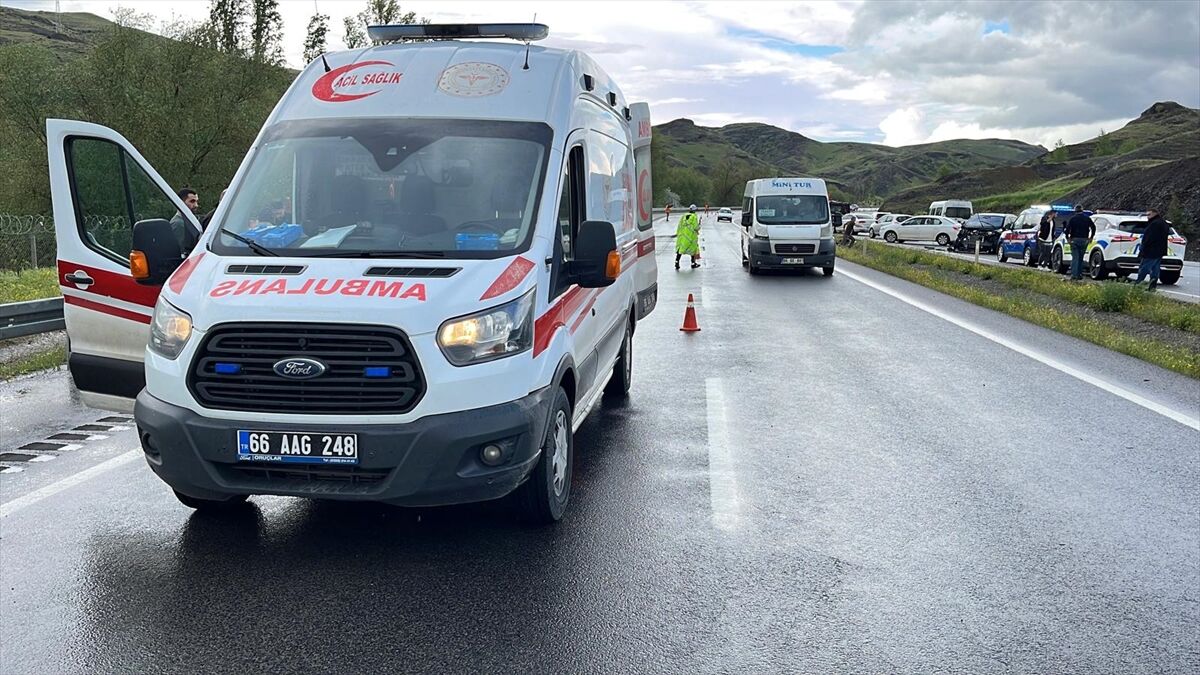 Yozgat'ta kaza yapan sürücülere yardım etmek isteyen yaya otomobilin çarpması sonucu öldü