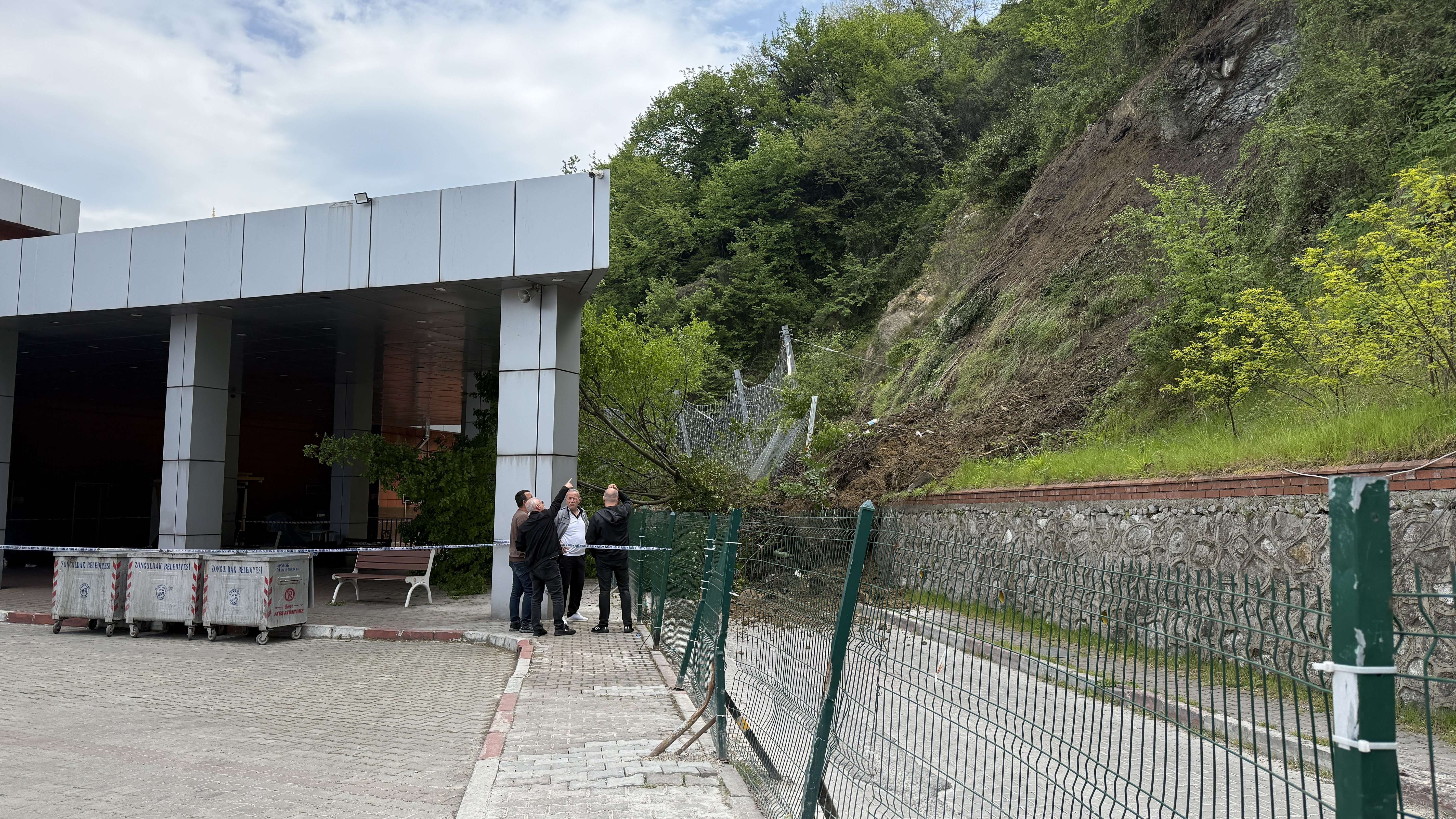 Zonguldak'ta heyelan terminaldeki yolcu bekleme peronuna zarar verdi