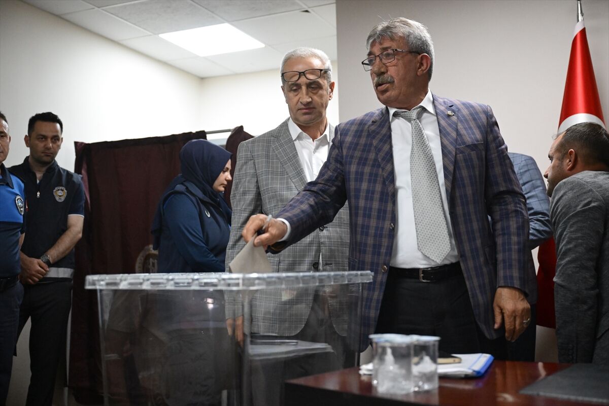 Akçakoca'da görevden uzaklaştırılan belediye başkanının yerine AK Parti'li Meclis Üyesi Ünal vekil seçildi