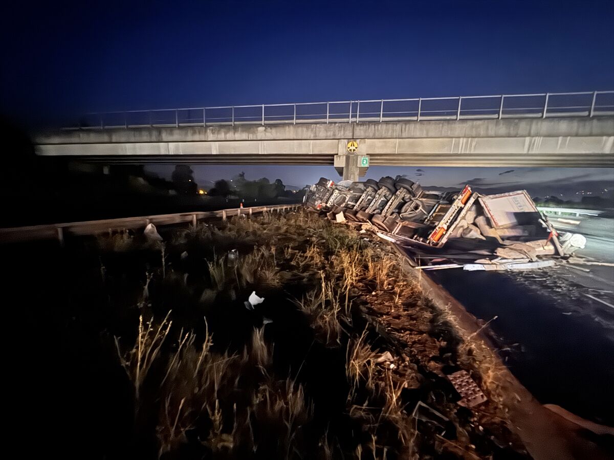 Anadolu Otoyolu'nun Düzce kesiminde tır ile otomobilin çarpışması sonucu 6 kişi yaralandı