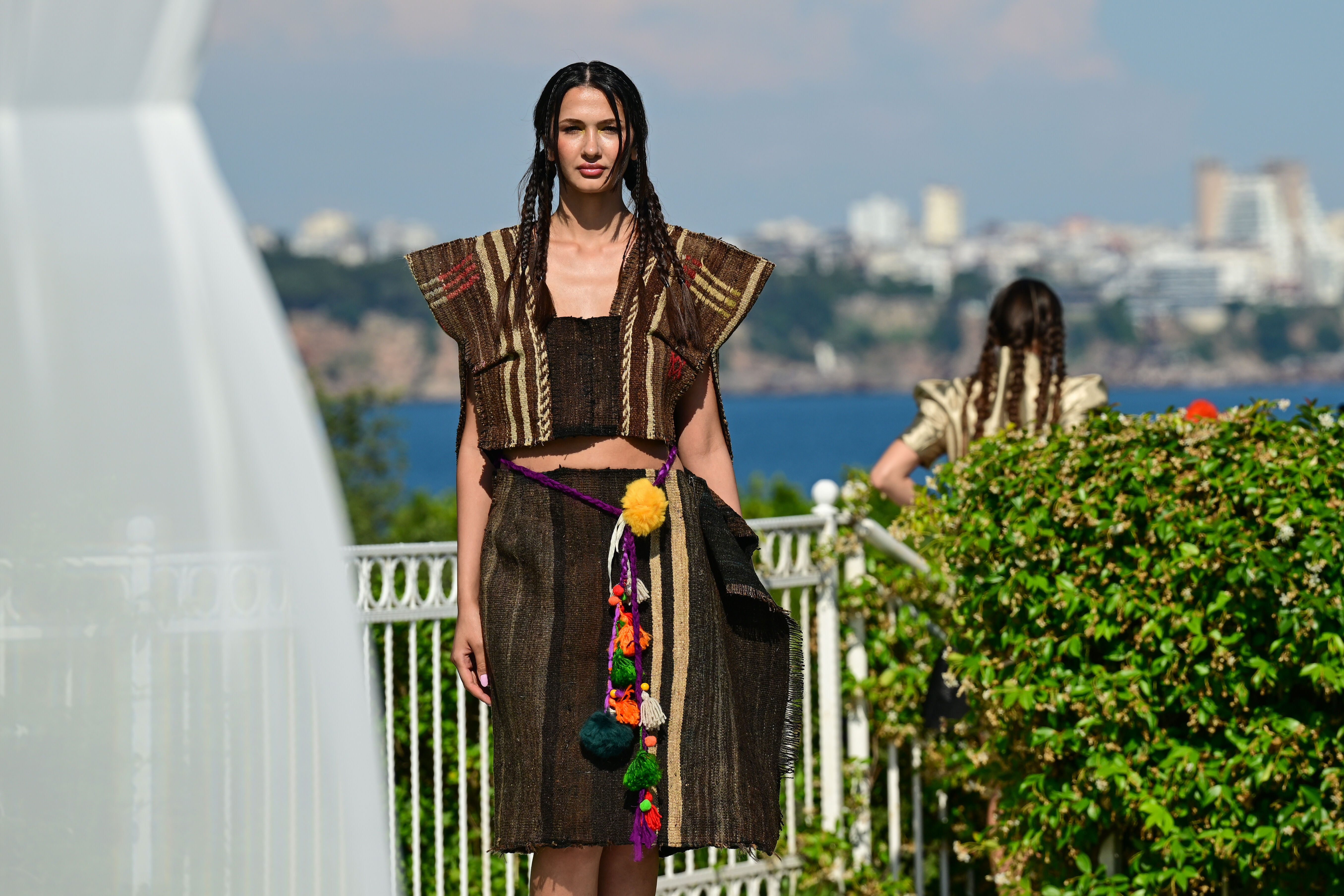 Antalya Fashion Week 2026, 'Yankılanan Yüzeyler' defilesiyle başladı
