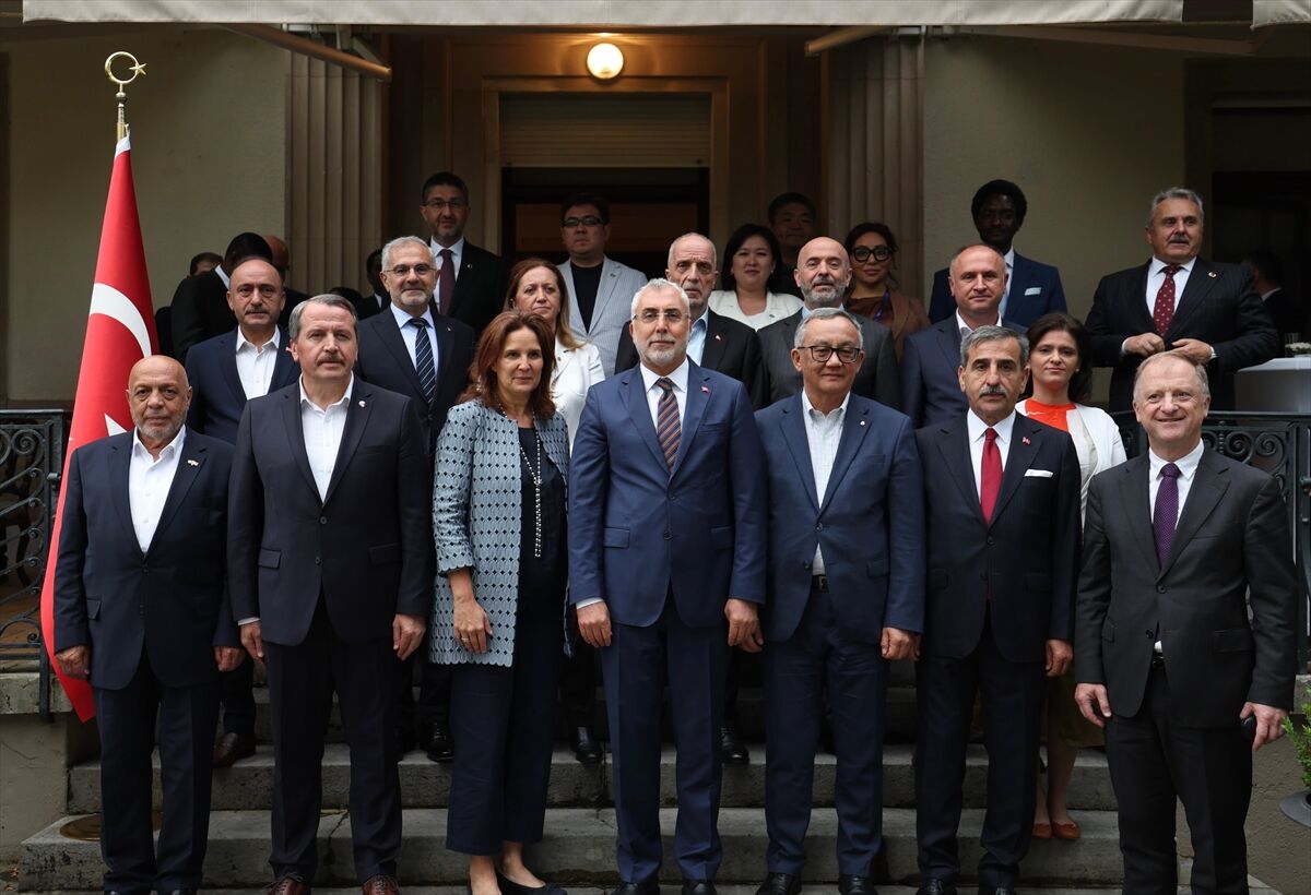 Bakan Işıkhan, işçi, işveren ve memur temsilcileriyle Cenevre'de bir araya geldi