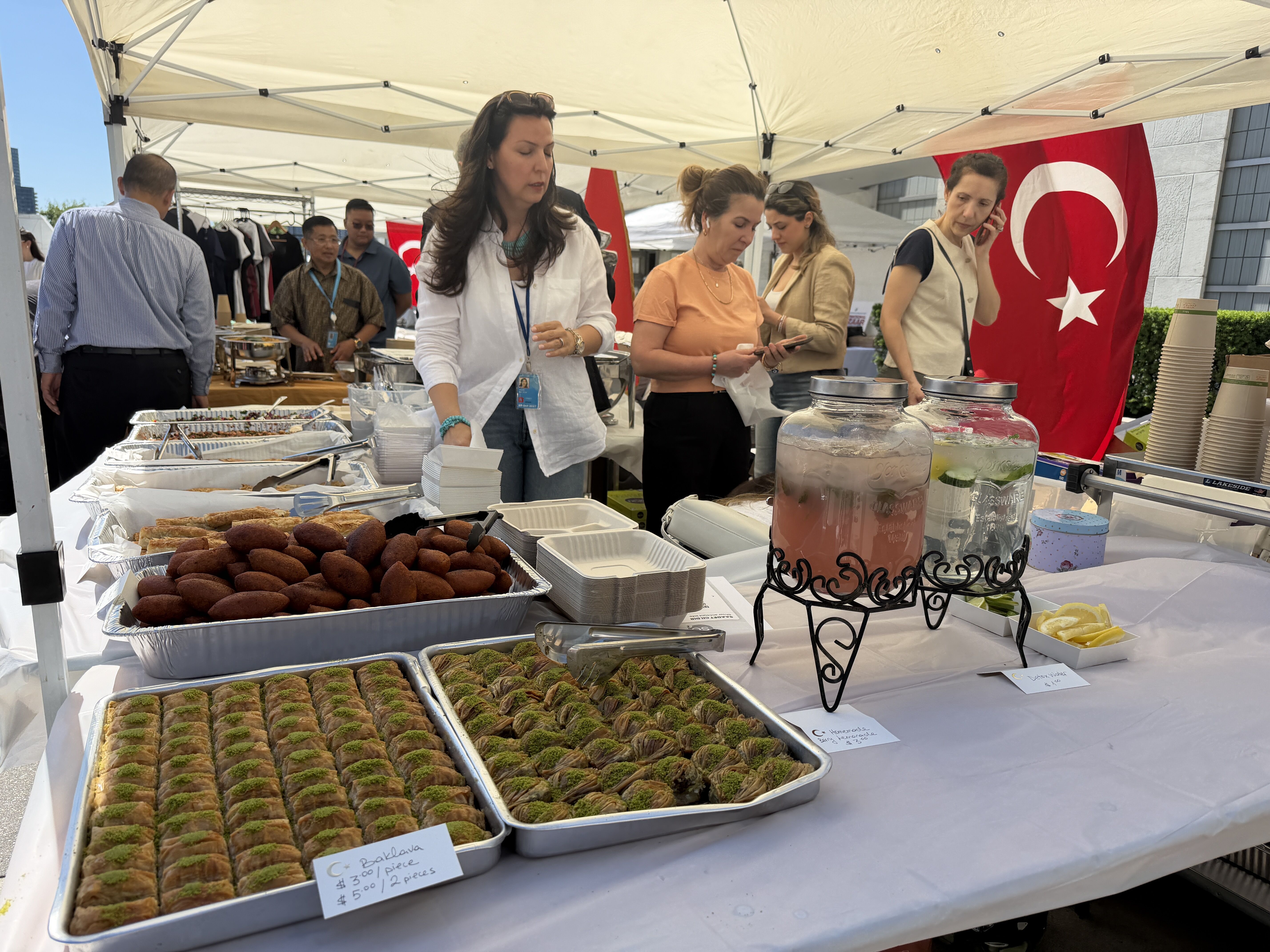 BM'de savaş ve doğal afetlerden etkilenen ülkeler yararına kermes düzenlendi