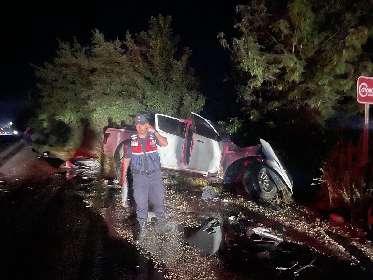 Bolu'da kamyonetin tıra çarpması sonucu 3 kişi yaralandı
