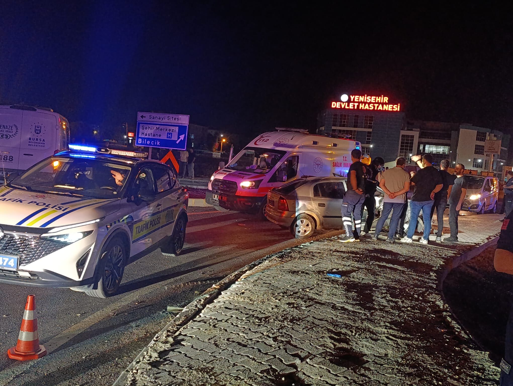 Bursa'da kaldırıma çarpan otomobildeki 1 kişi öldü, 1 kişi yaralandı