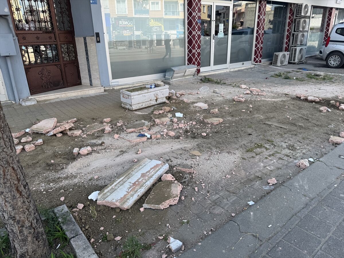 Bursa'da yolun karşısına geçmeye çalışan kişiye otomobilin çarpması güvenlik kamerasında