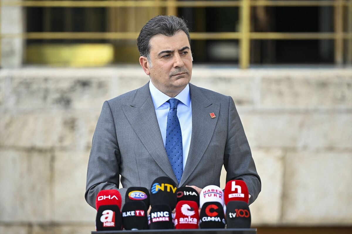 CHP Grup Başkanı Özel, Meclis'te bazı milletvekilleriyle bir araya geldi