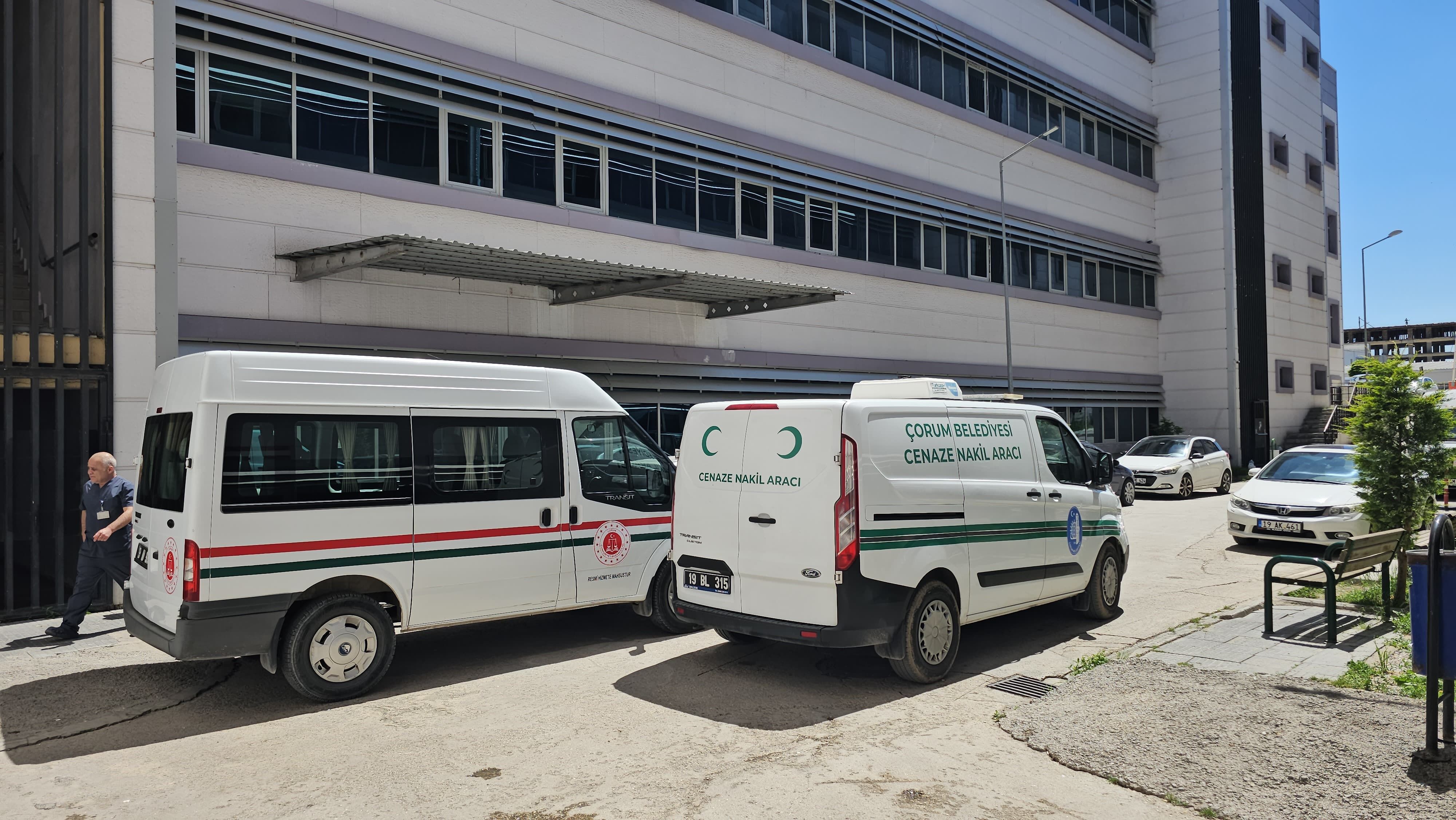 Çorum'da devrilen otomobildeki anne öldü, baba ve oğlu yaralandı