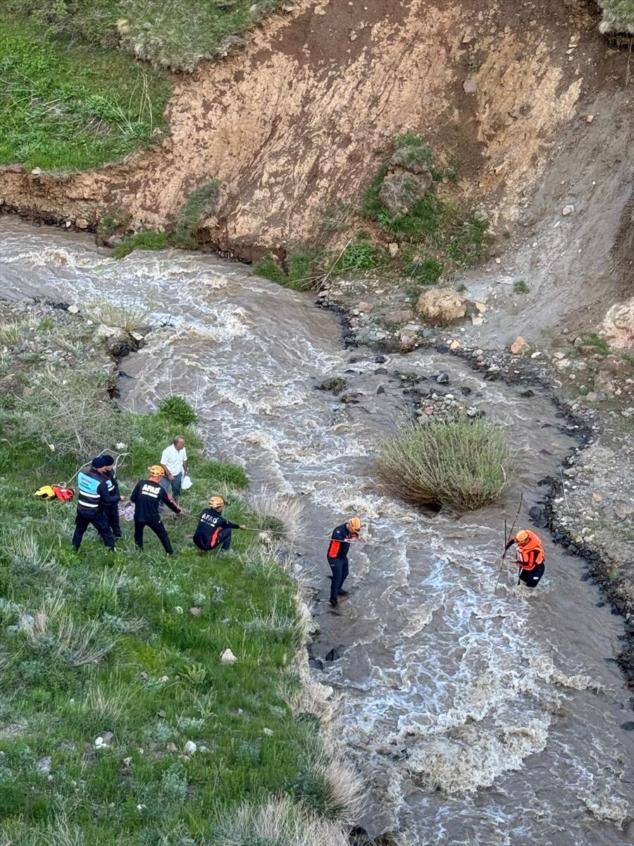 Erzurum'da mantar toplarken mahsur kalan çift, ekiplerince kurtarıldı