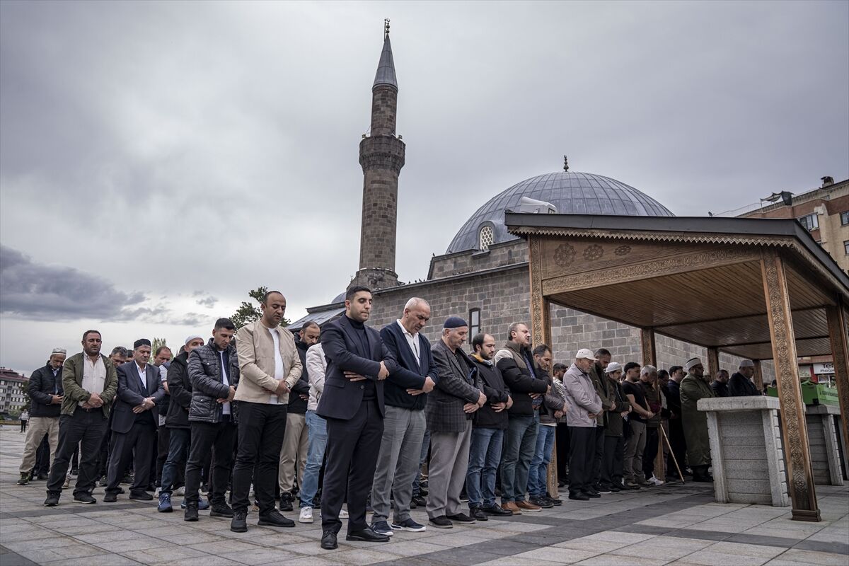 Erzurum'da yangında ölen diyaliz hastası kadının cenazesi defnedildi