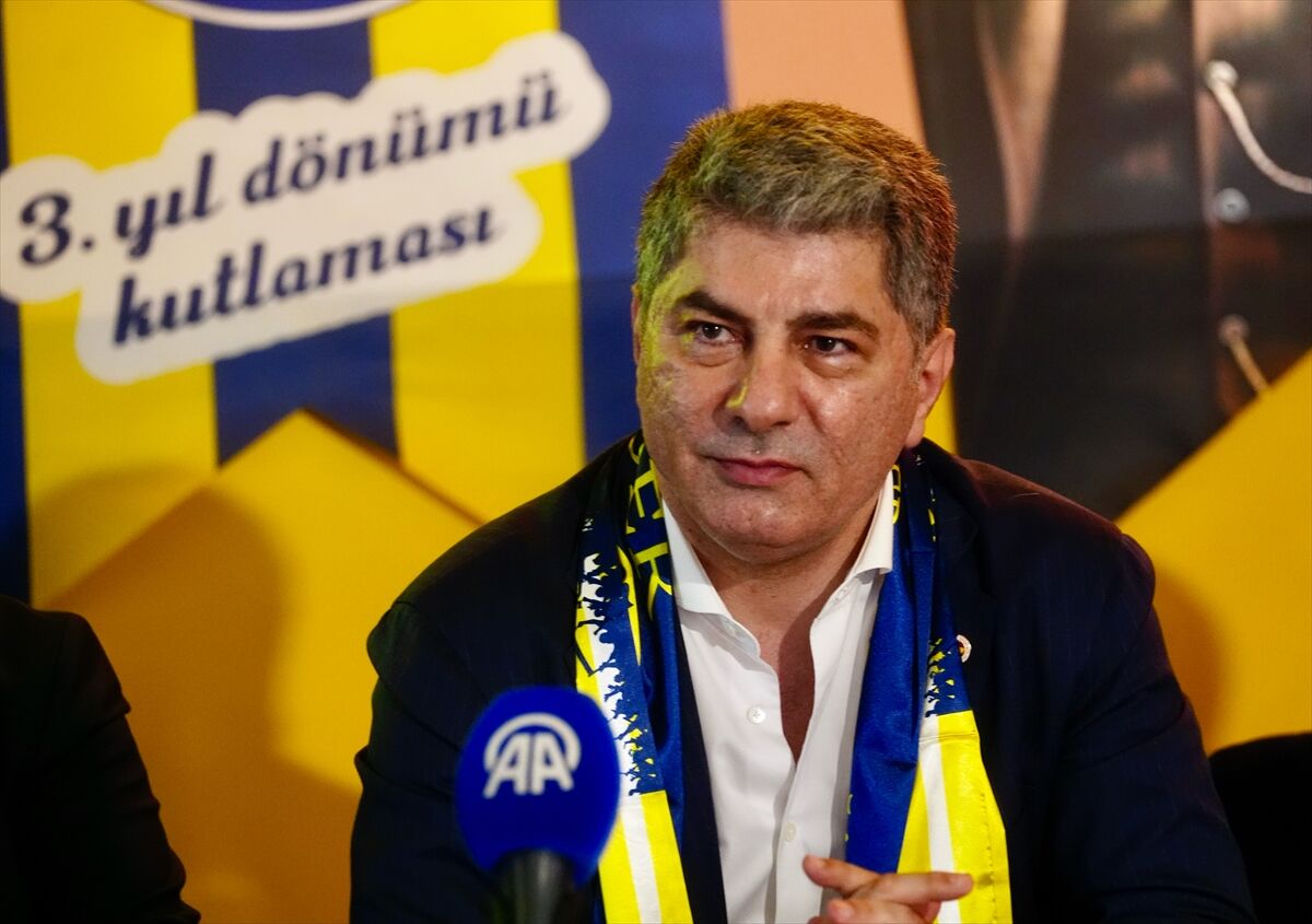 Fenerbahçe Kulübü Başkan Adayı Hakan Safi, kongre üyeleriyle bir araya geldi