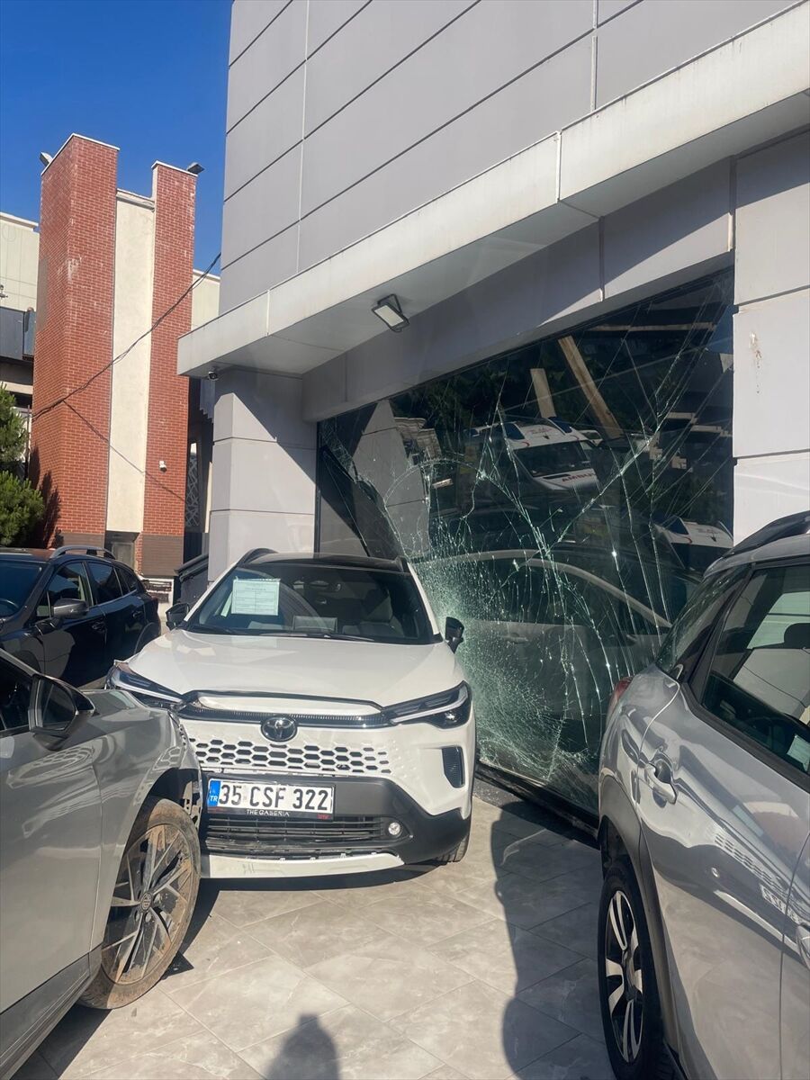 İzmir'de tırın çarptığı otomobilin galeriye savrulduğu kaza hasara neden oldu