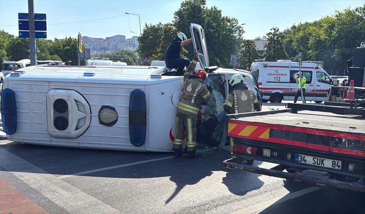Kağıthane'de motosikletle çarpışan ambulansın devrildiği kazada 4 kişi yaralandı