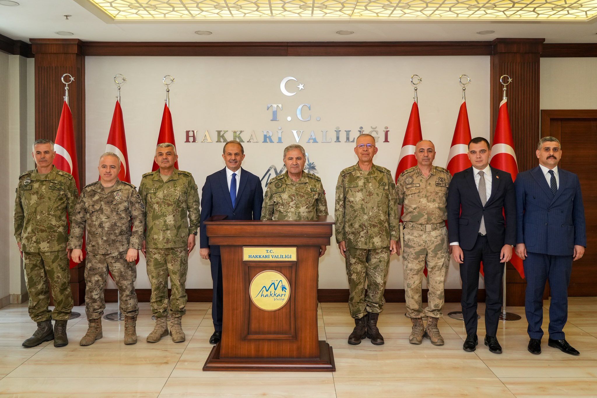 Kara Kuvvetleri Komutanı Orgeneral Tokel'den Hakkari Valisi Taşyapan'a ziyaret