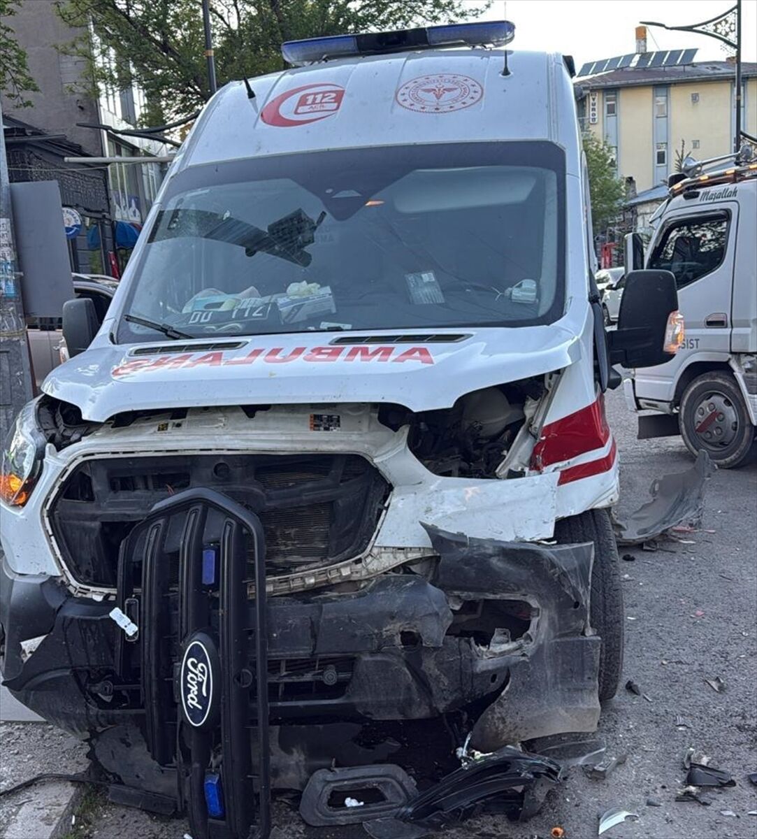 Kars'ta ambulans ile otomobilin çarpışması sonucu 3'ü sağlık çalışanı 4 kişi yaralandı
