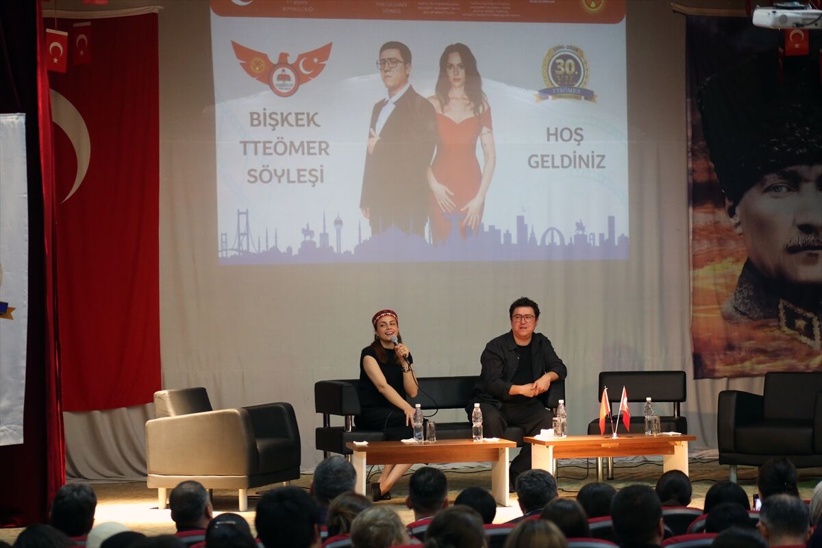 Kırgızistan'da Türk oyuncular Deniz Barut ve İbrahim Büyükak öğrencilerle buluştu