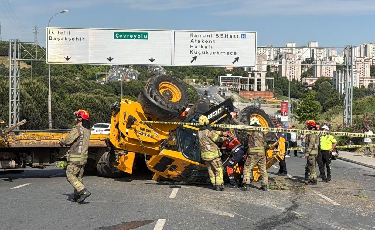 Küçükçekmece'de çekiciyle taşıdığı iş makinesinin altında kalan sürücü öldü