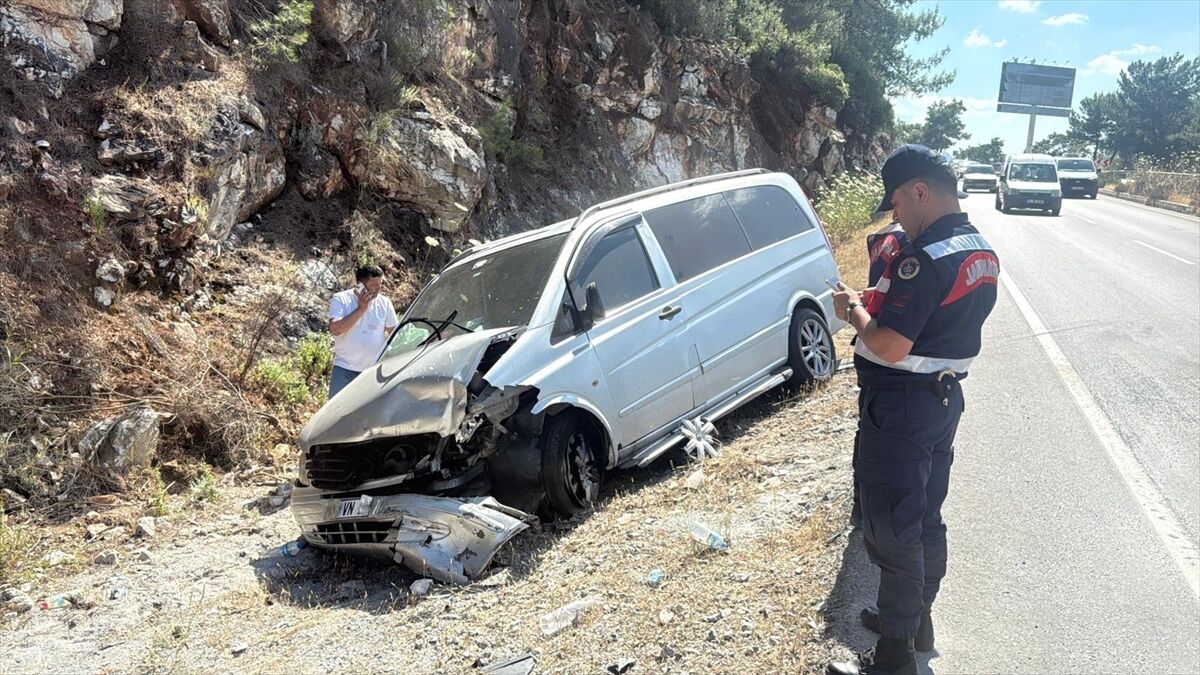 Muğla'da otomobille minibüsün çarpıştığı kazada 6 kişi yaralandı