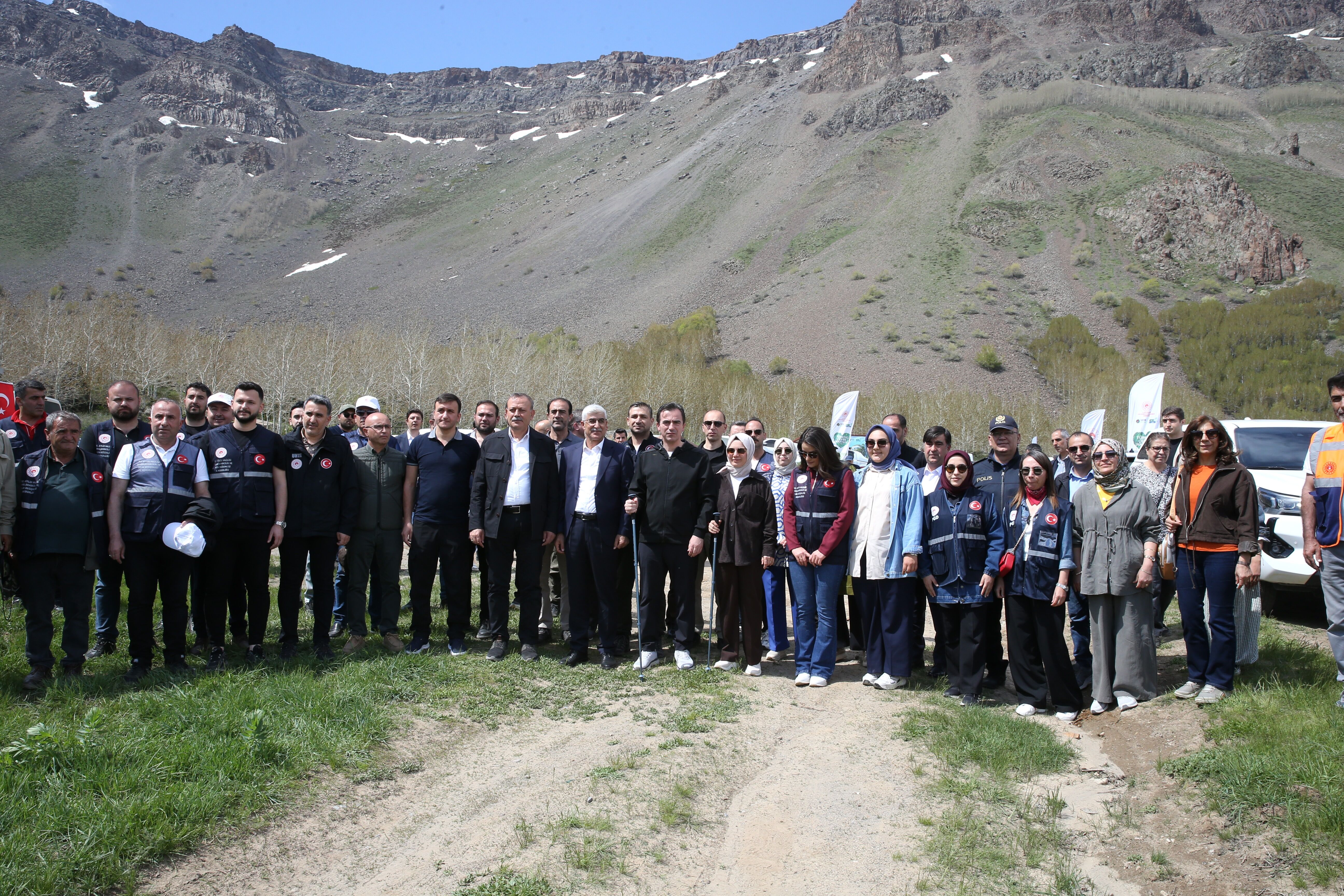 Nemrut Kalderası'nda doğa yürüyüşü ve temizlik yapıldı