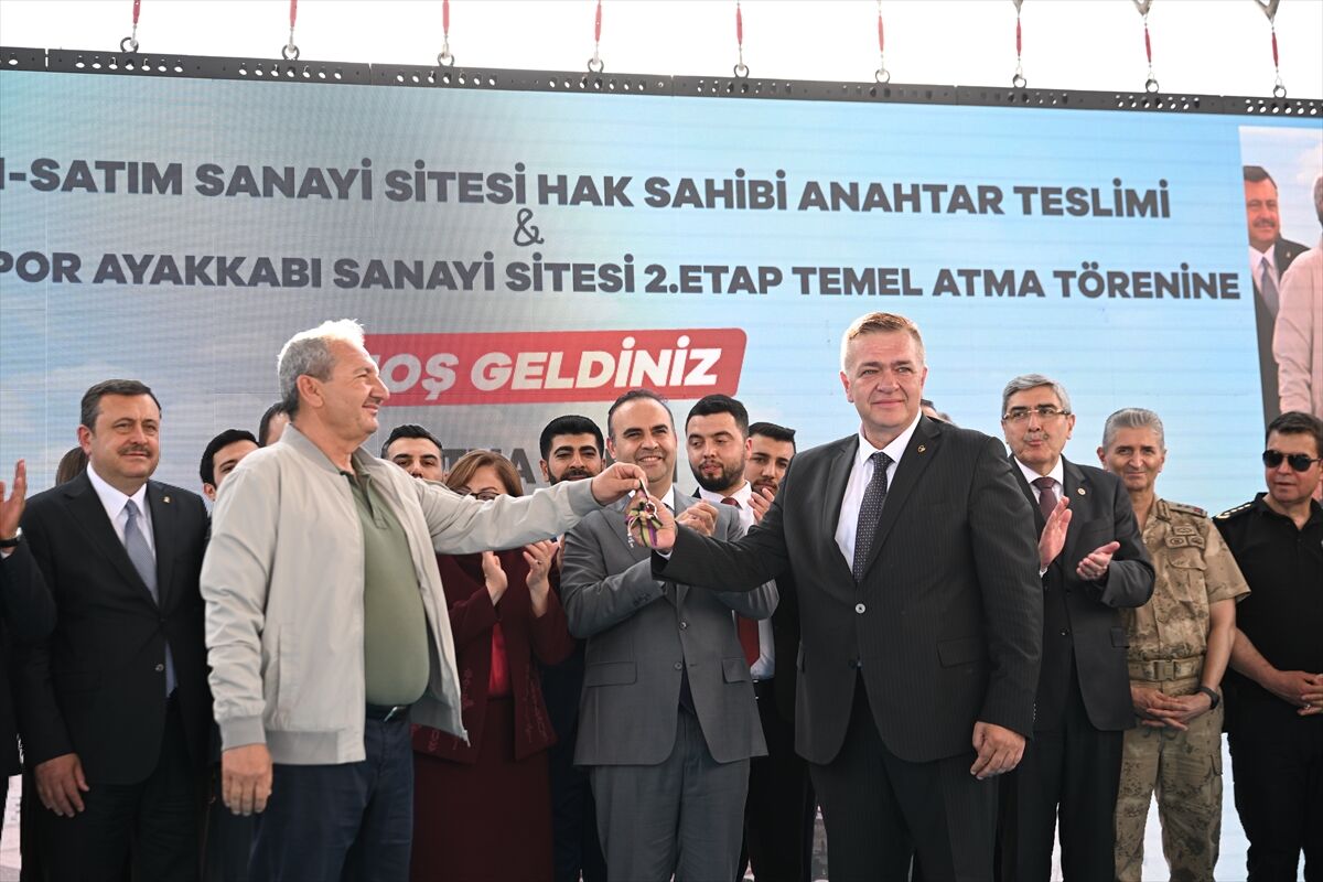 Sanayi ve Teknoloji Bakanı Kacır, Gaziantep'te temel atma ve anahtar teslim törenlerine katıldı: